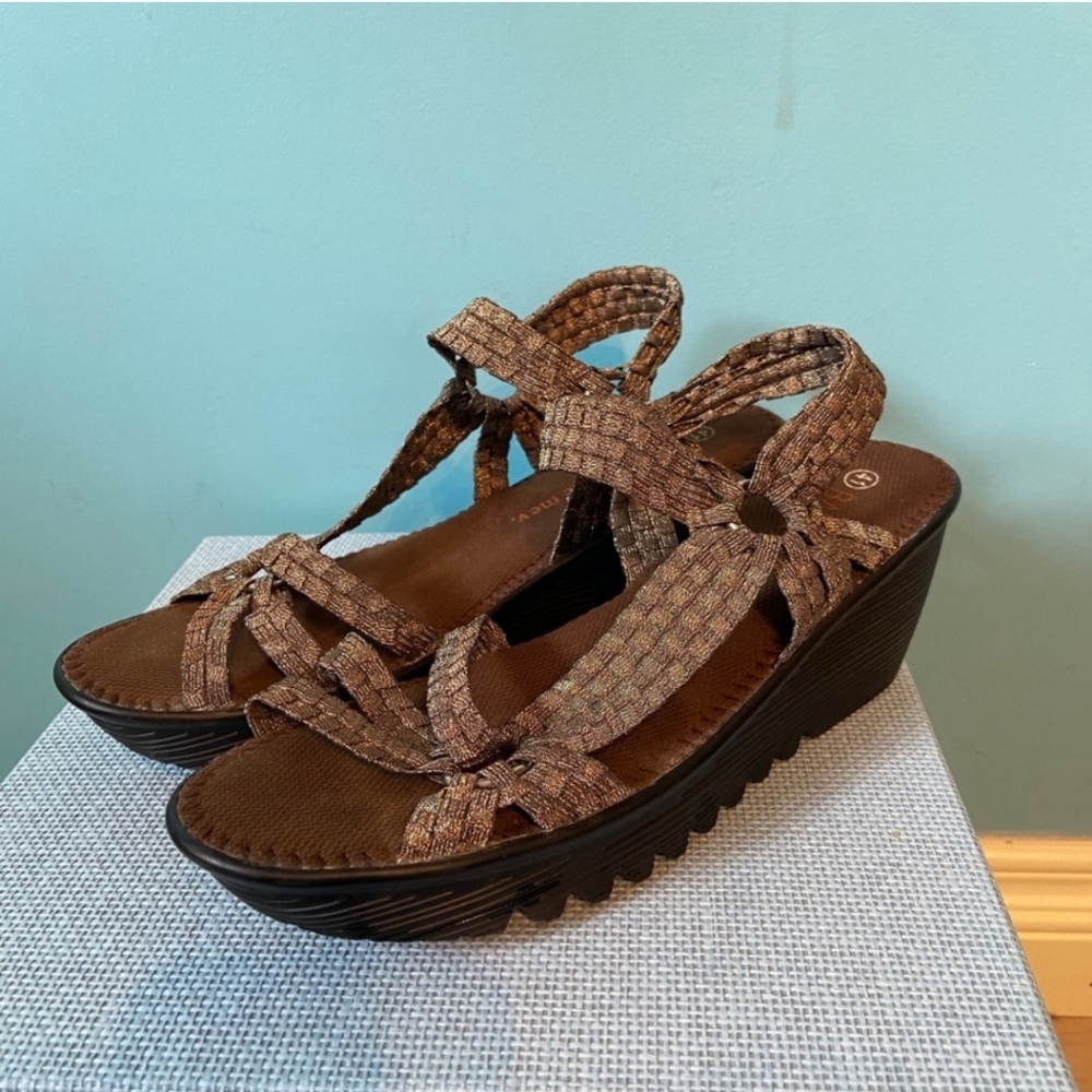 Bernie Mev. metallic sandals